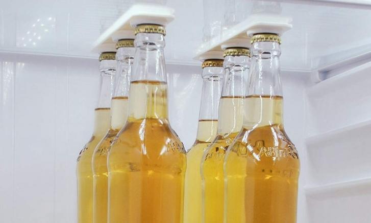 Bierflesjes ophangen